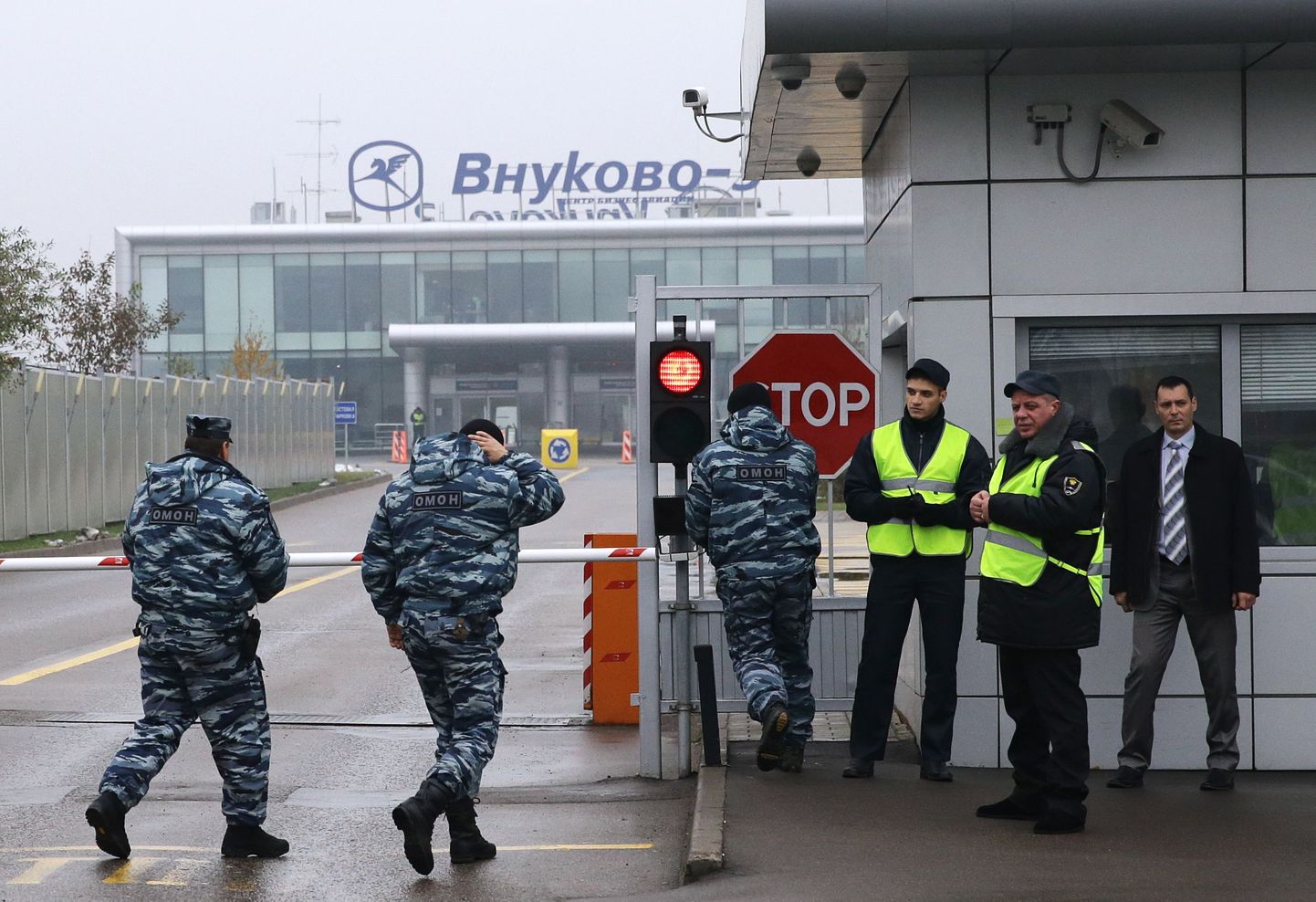 Politsei täna Moskvas Vnukovo-3 terminali sissesõidu ees.