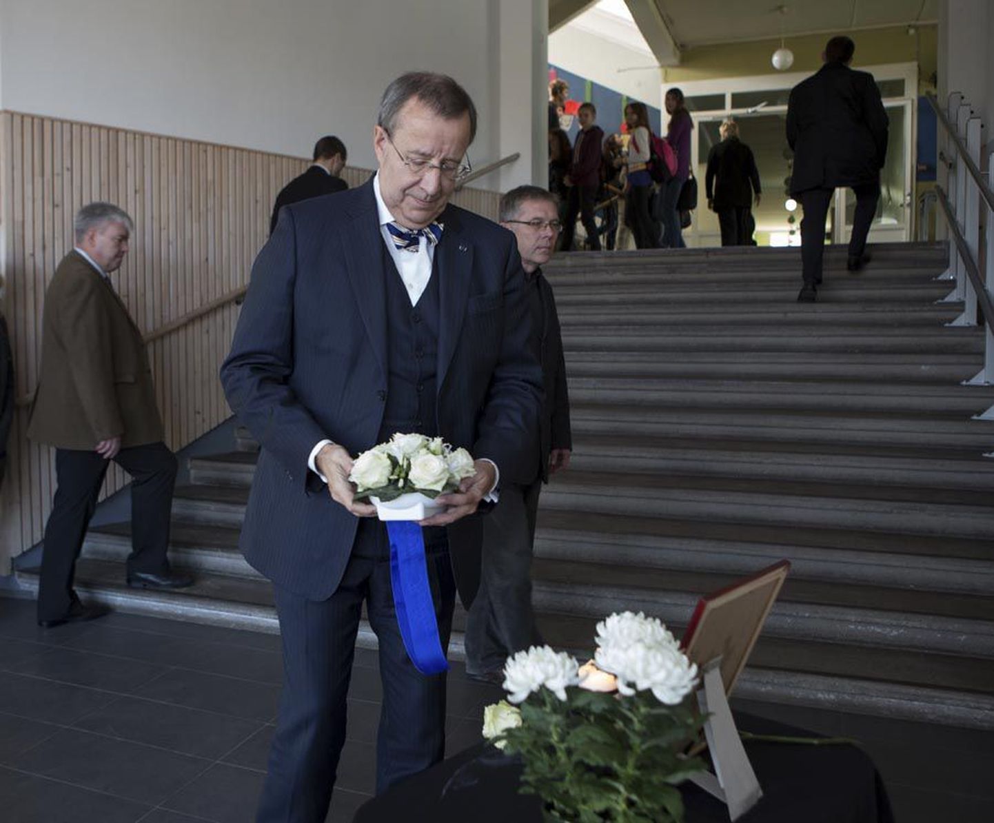 President Toomas Hendrik Ilves asetas hukkunud õpetaja foto juurde lilled.