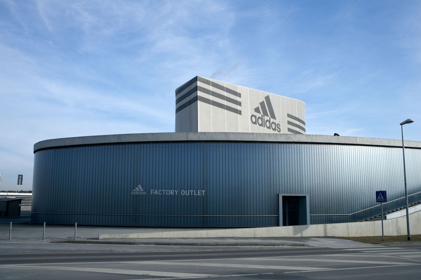 Adidades tehase Outlet-keskus 
Herzogenaurachis Baierimaal.