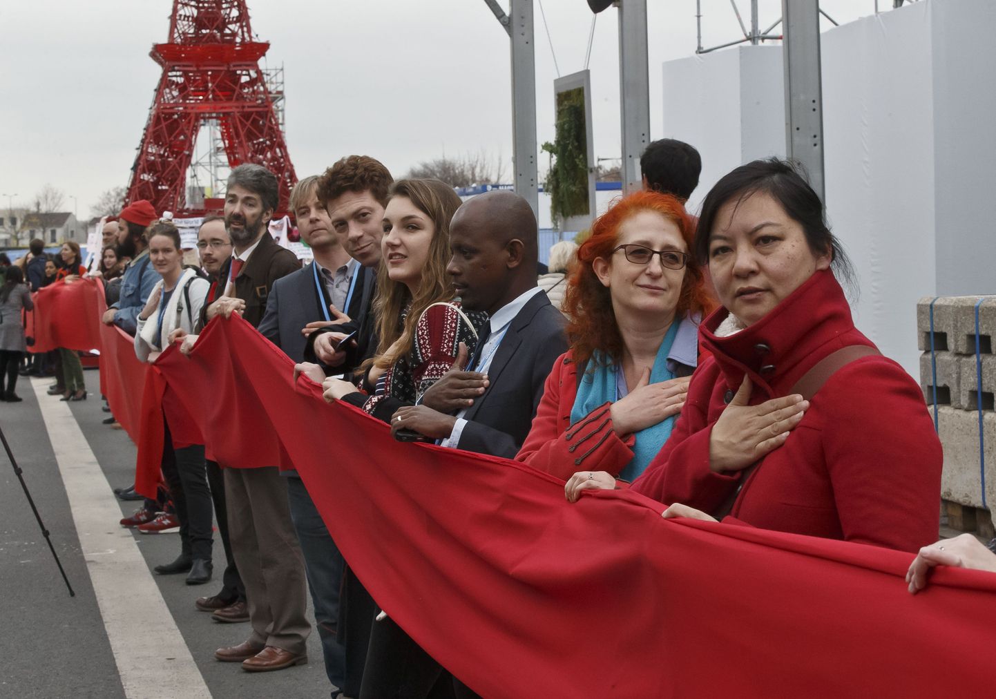 Kliimakonverentsiga samaaegselt on aktivistid vallutanud Pariisi tänavad.