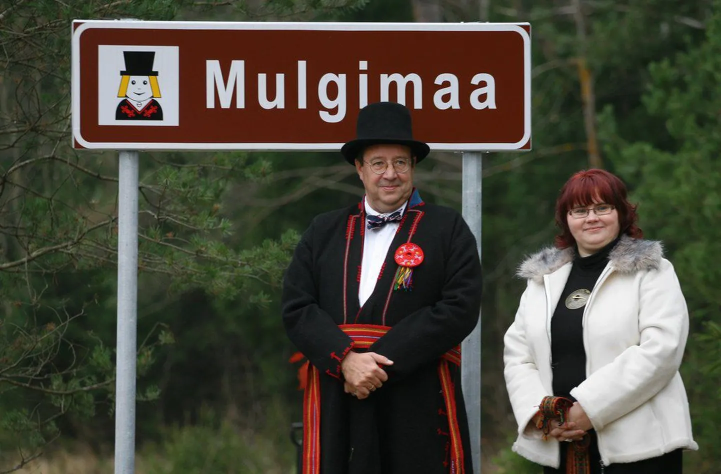 President Ilves mullu sügisel Mulgimaa sümboolseid piire tähistava viida avamisel..