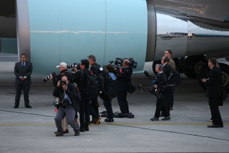 Кроме этого, встречать Обаму в аэропорту пришли около 30 журналистов. Всего же освещать визит президента США будут 300 представителей прессы, как из Эстонии, так и из-за рубежа.