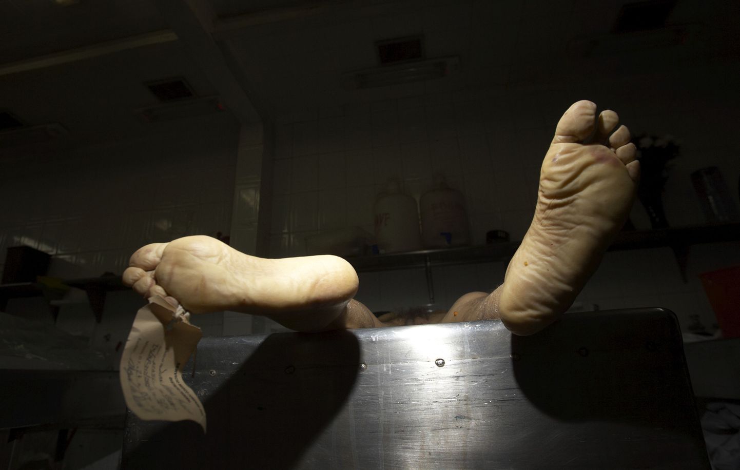 Taiwanis ronis kallimat leinav mees surnukuuri külmikusse naise laiba juurde