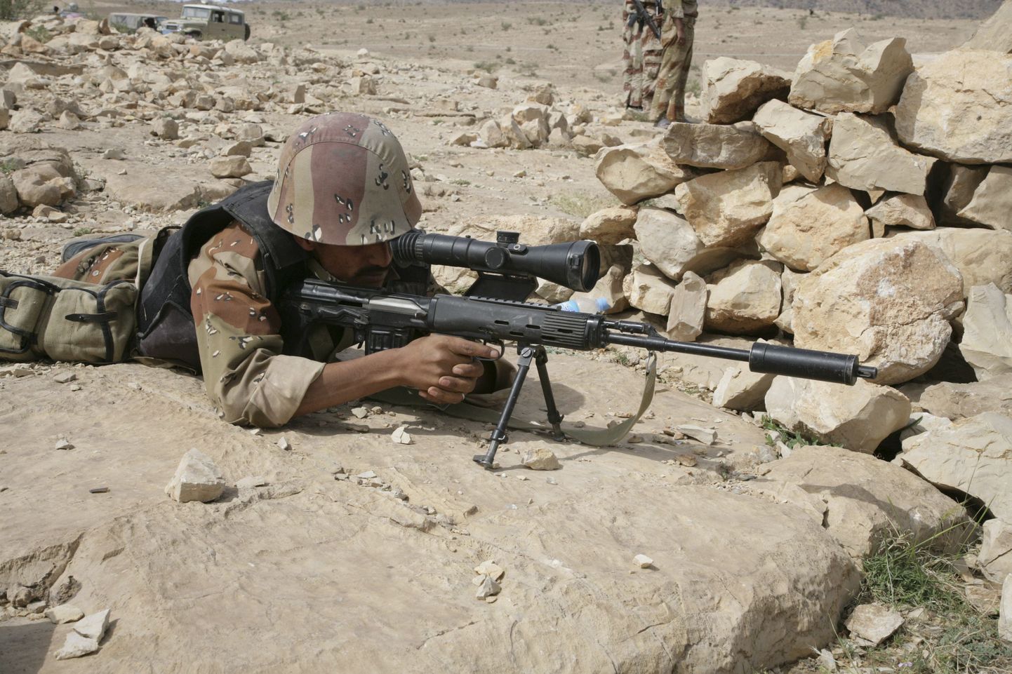 Jeemeni sõjaväe täpsuslaskur sihtimas šiiidi mässulisi riigi põhjaosas.