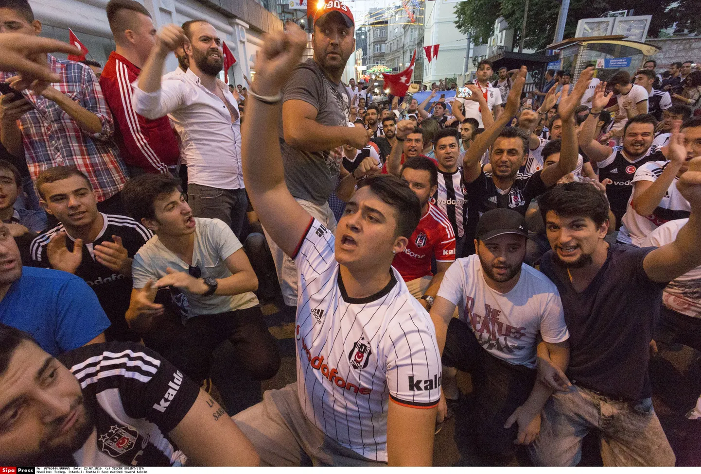 Türgi presidenti Recep Tayyip Erdoğani toetavatel meeleavaldustel on sageli esirinnas jalgpallifännid.
