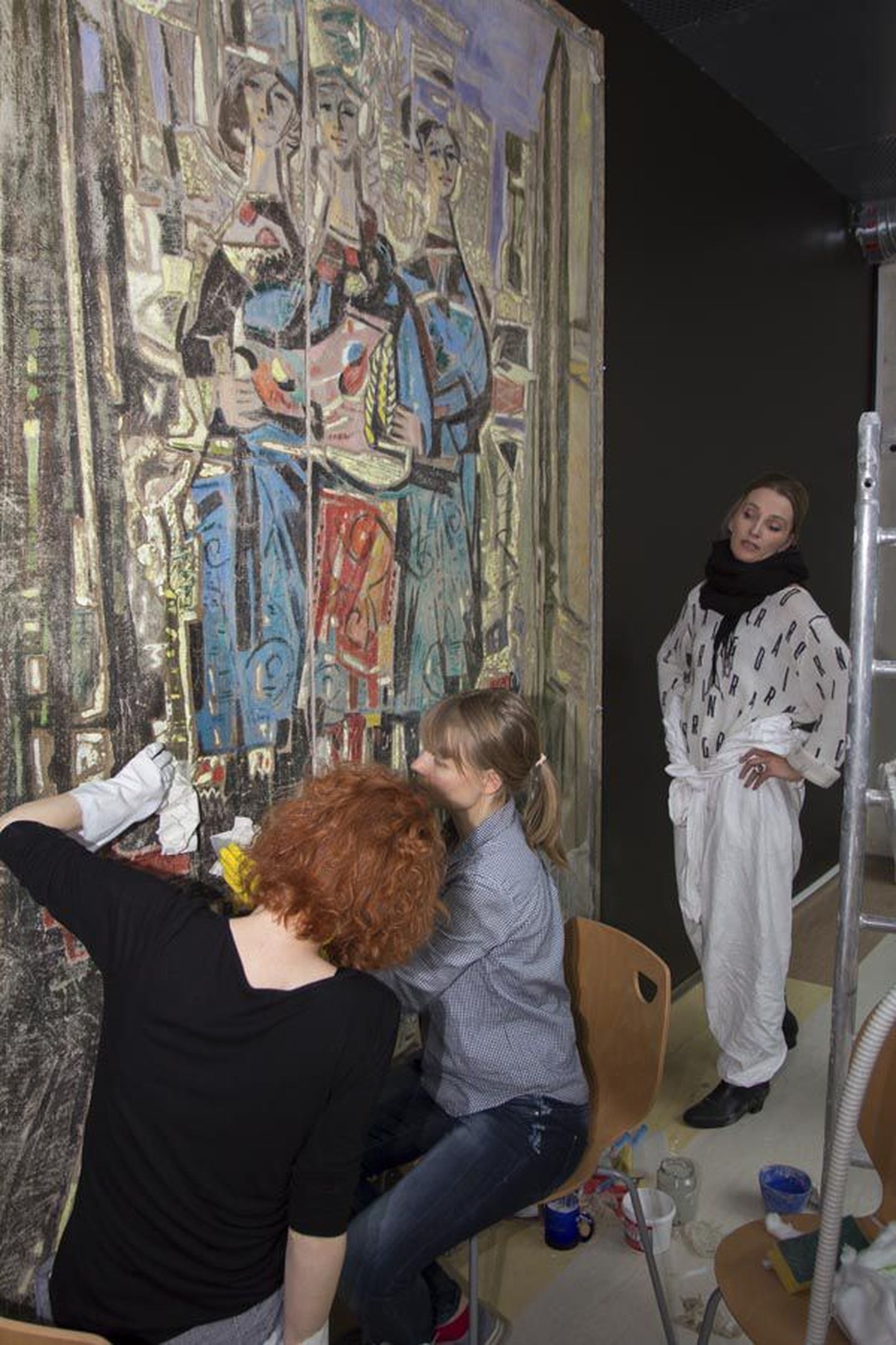 Vana-Võidus taastatava seinamaalinguga tegelesid eelmisel nädalal kunstiakadeemia dotsent Hilkka Hiiop (paremal) ning akadeemia magistrant Helen Volber (vasakul) ja doktorant Johanna Lamp.