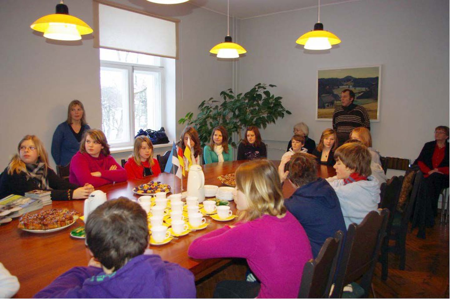 Tarpi koolilapsed Otepää vallavalitsuses külaskäigul 2010.aastal.