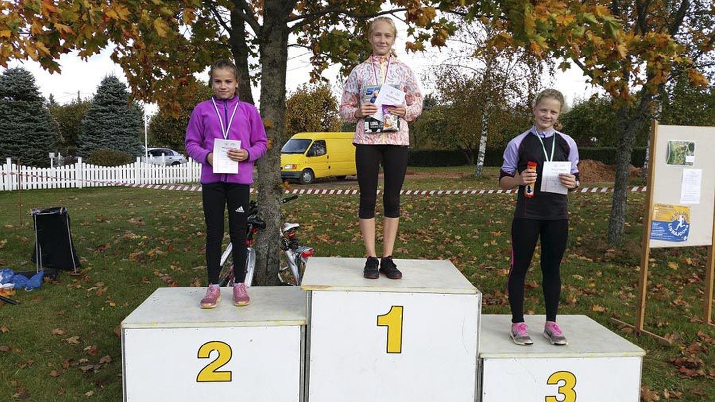 Kuuenda ja seitsmenda klassi tüdrukute 1500 meetri jooksu kolm paremat autasustamisel. Võitis Anette Peltser, teine oli Mariliis Paris ja kolmas Andra Aavik.