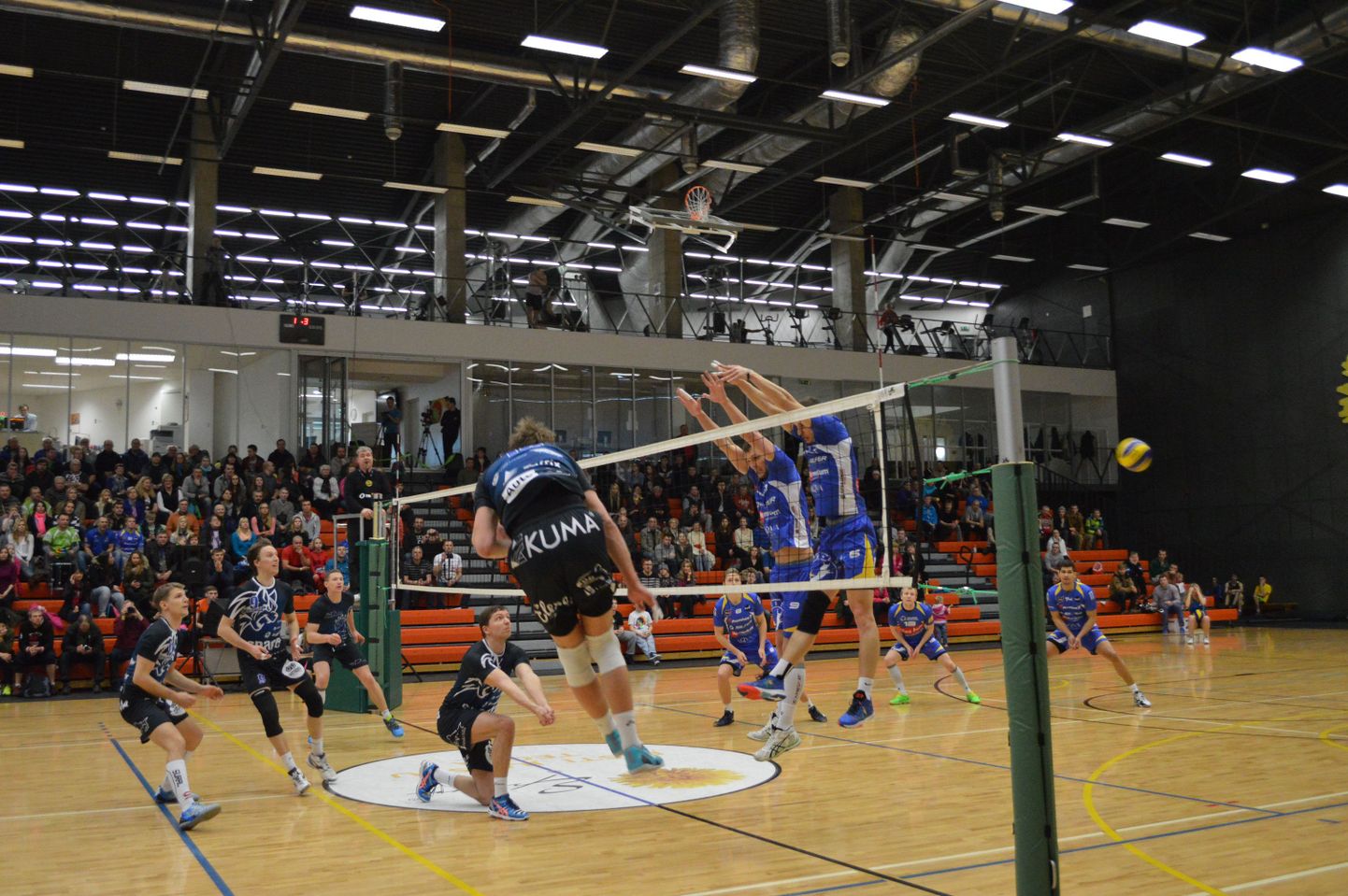 Järvamaa võrkpalliklubi viienda koha mäng Eesti meistrivõistlustel Paide E-Piima spordihallis Rakvere võrkpalliklubiga (sinises).