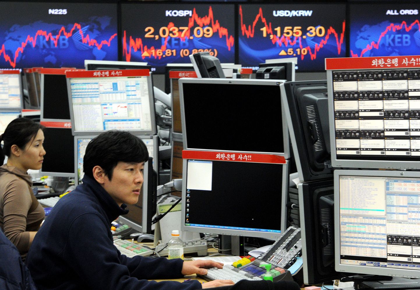Valuutakauplejad Korea KEB pangas monitoridel kursse jälgimas.