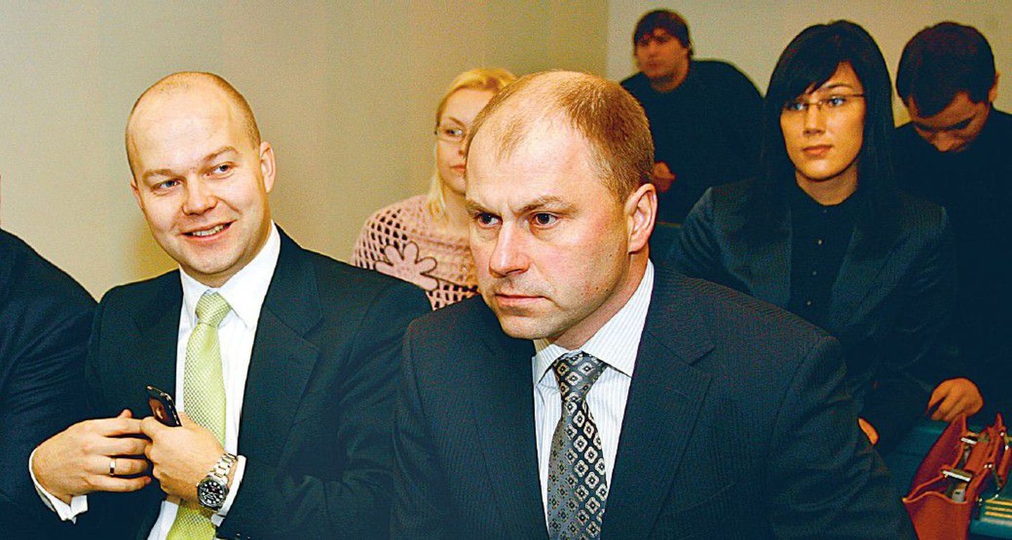 Advokaat Tarmo Sild (vasakul) ja ärimees Aivo Pärn eile Harju maakohtus.