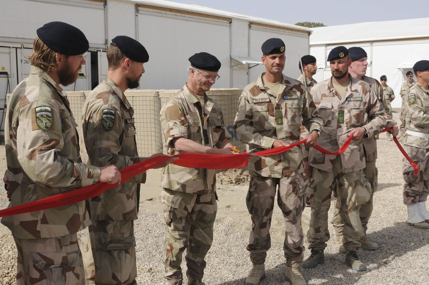 Rootsi kuningas Carl XVI Gustaf (vasakult kolmas) lõikas Afganistanis äsjavalminud Camp Monitori lindi läbi aprillis 2011.