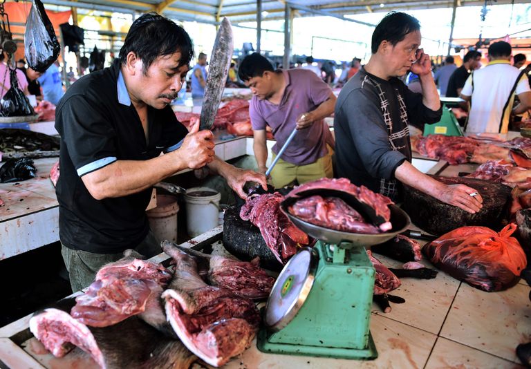 Lihunik Indoneesias koeraliha valmistamas. Foto: AFP/Scanpix
