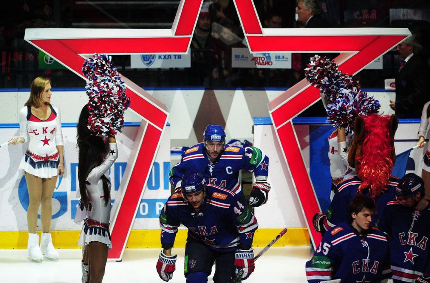 Континентальная хоккейная лига уже достигла такого уровня, что в ней теперь согласен играть даже такой хоккеист, как Илья Ковальчук (в центре на заднем плане).