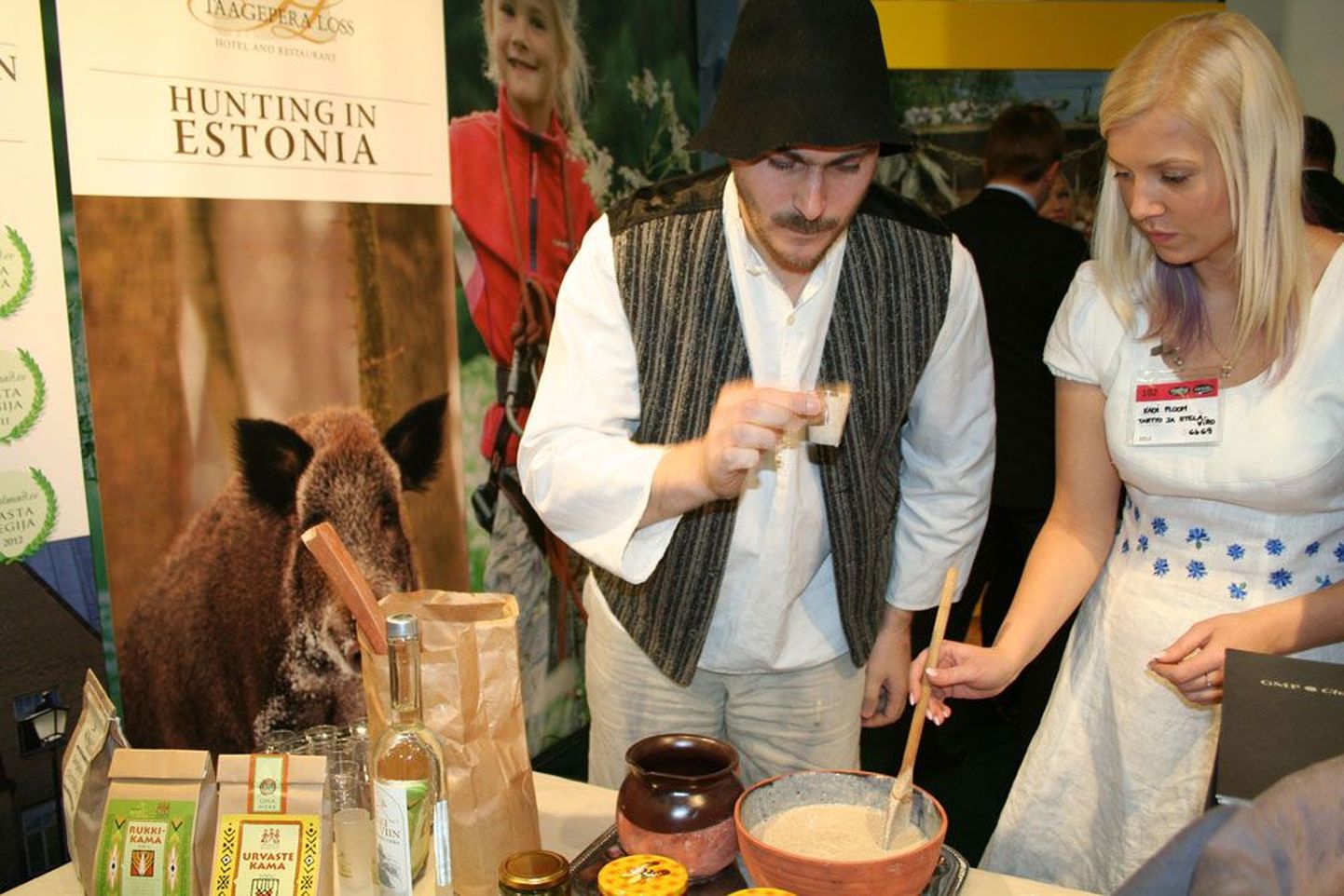 Eestlased pakkusid Soome suurimal turismimessil ka Sangaste kama, mille segasid joogiks Oliver Loode ja Kadi Ploom.