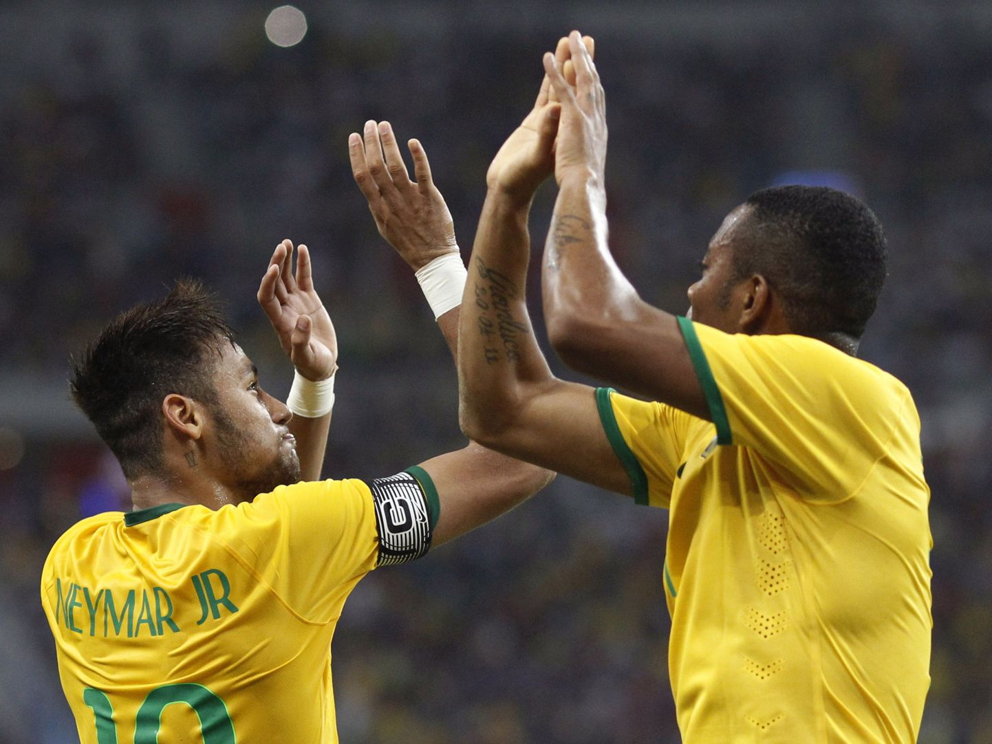 Neymar (vasakul)ja Robinho tähistamas Jaapani vastu löödud väravat.