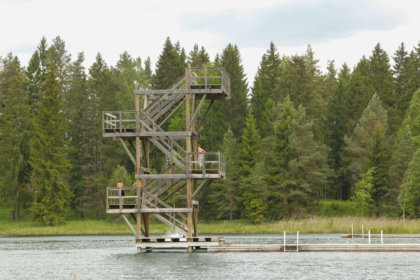 Võistluse käigus tuleb osalejatel muu hulgas hüpata alla Vanamõisa järve hüppetornist, mis on Baltikumi kõrgeim.