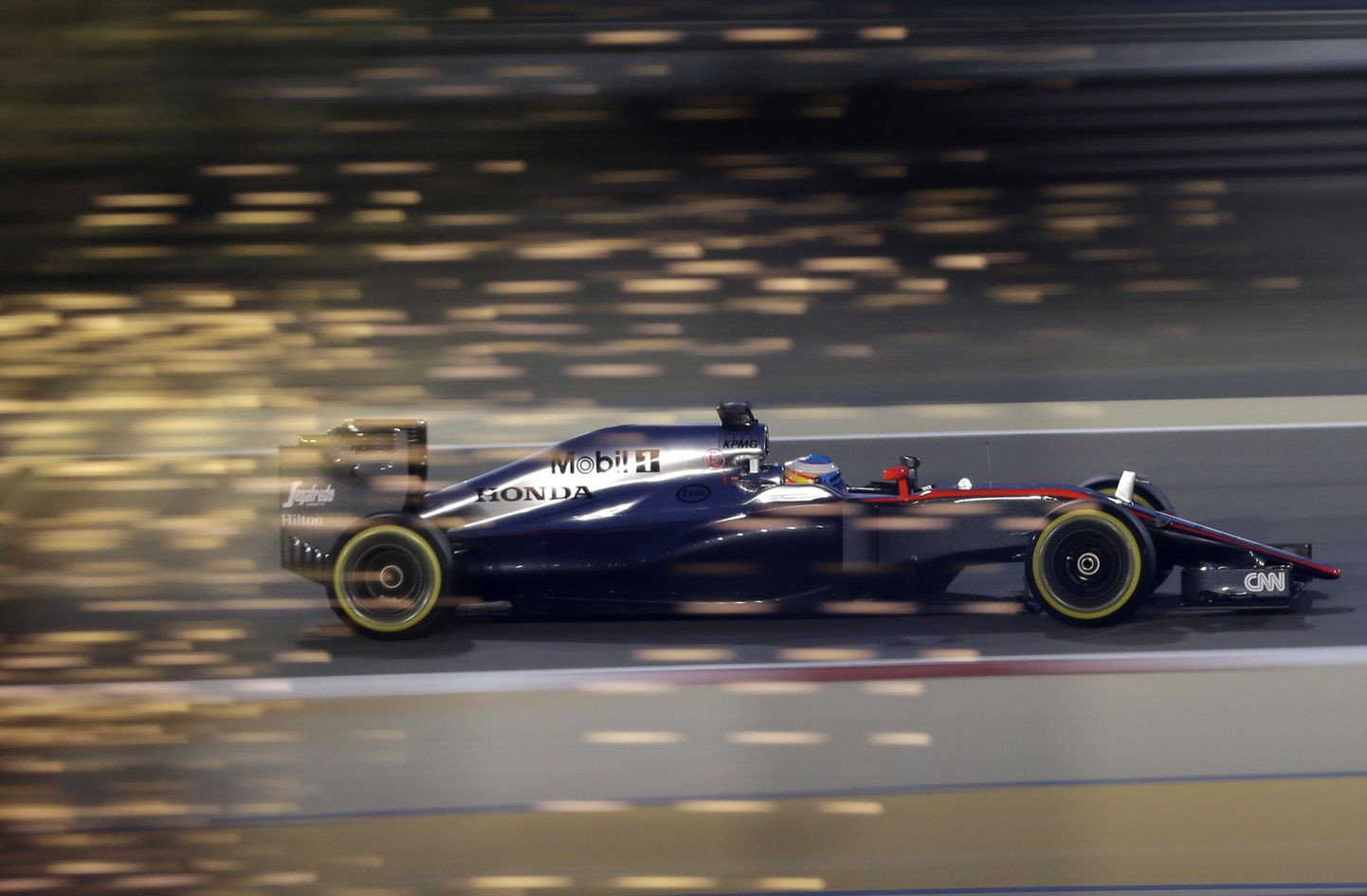 Фернандо Алонсо на McLaren во время Гран-при Бахрейна (18 апреля 2015).