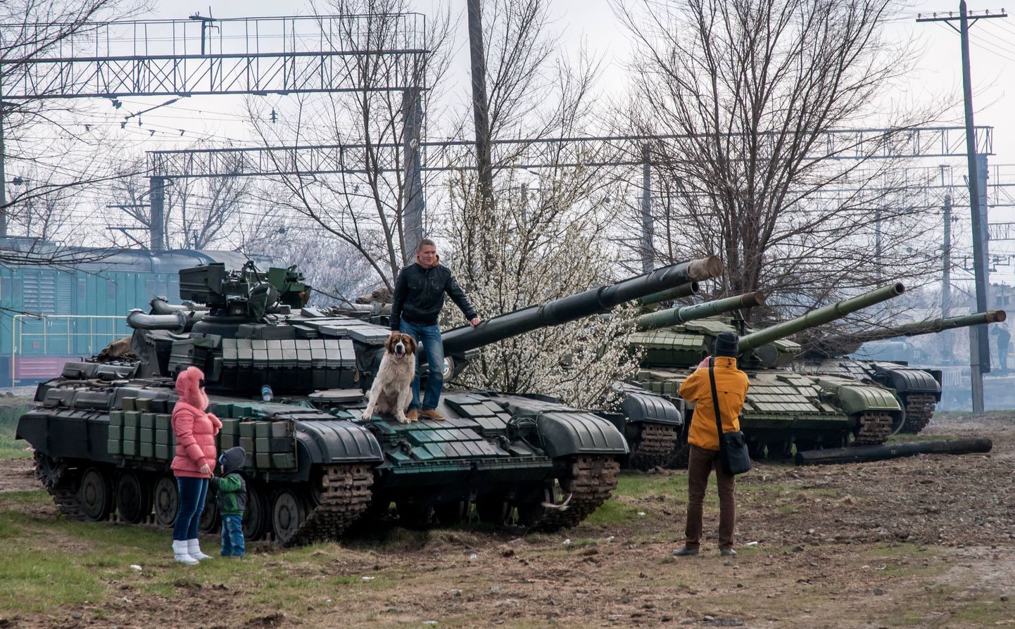 Kohalikud teevad Ukraina sõjatehnika juures Simferopoli lähistel pilte enne nende Ukrainasse transportimist.
