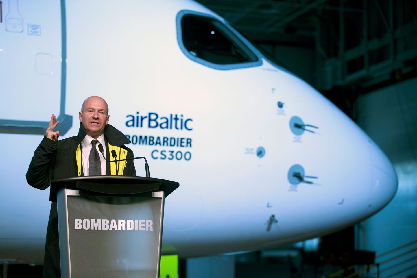 Esimeste Bombardieri lennukite tarne airBalticule 2016. aasta lõpus. Esiplaanil Bombardieri tegevjuht Alain Bellemare.