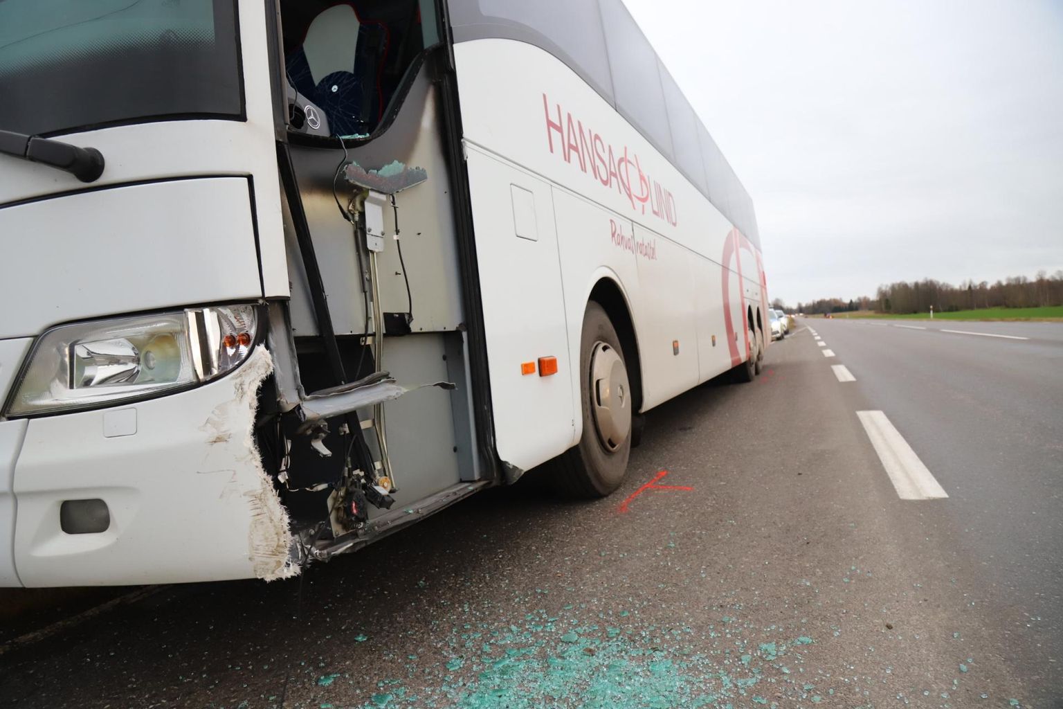 Bussijuhi terviserike sundis autosid kõrvale põikama ja teelt välja sõitma, üks auto sai kokkupõrkes ka kannatada.
