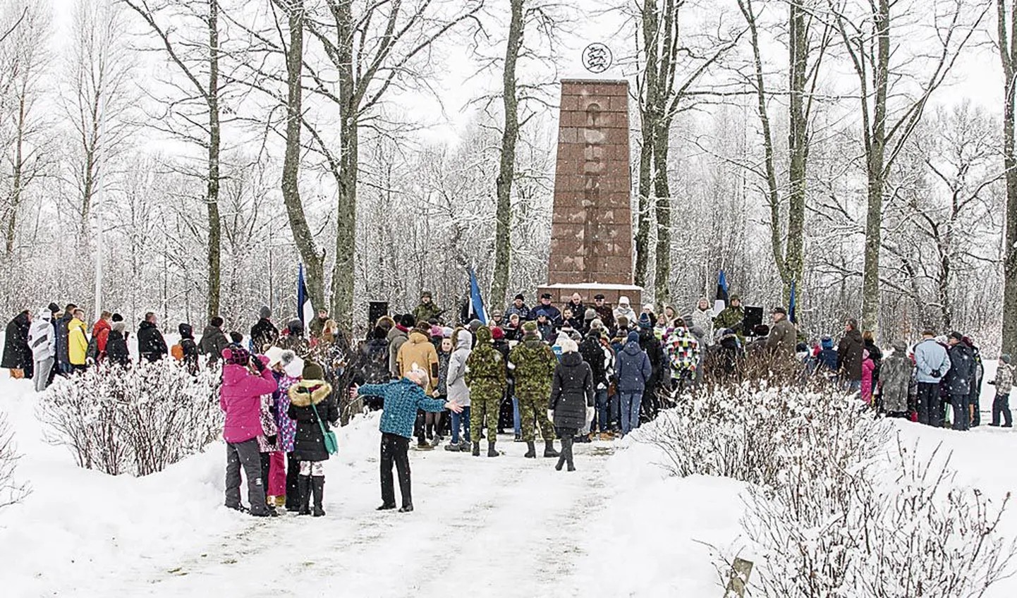 Mälestushetked Eesti esimese presidendi Konstantin Pätsi monumendi juures Tahkurannas.