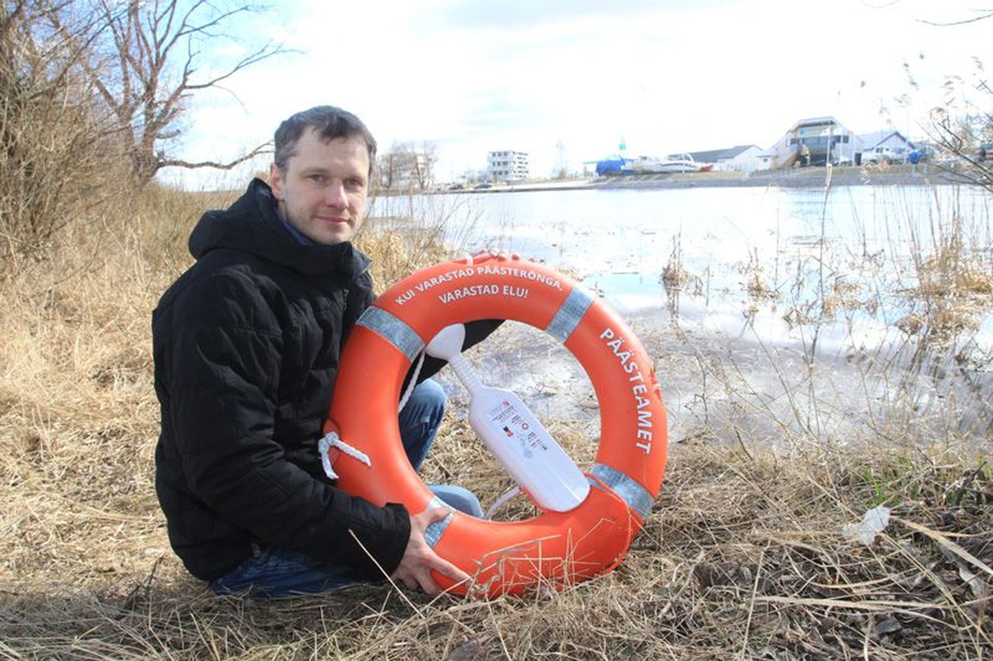 “Teeme ära!” talgupäeva eestvedaja Tarmo Tüür näitab päästerõngast, millesarnased paigaldatakse talgukorras sadade Eesti veekogude äärde.