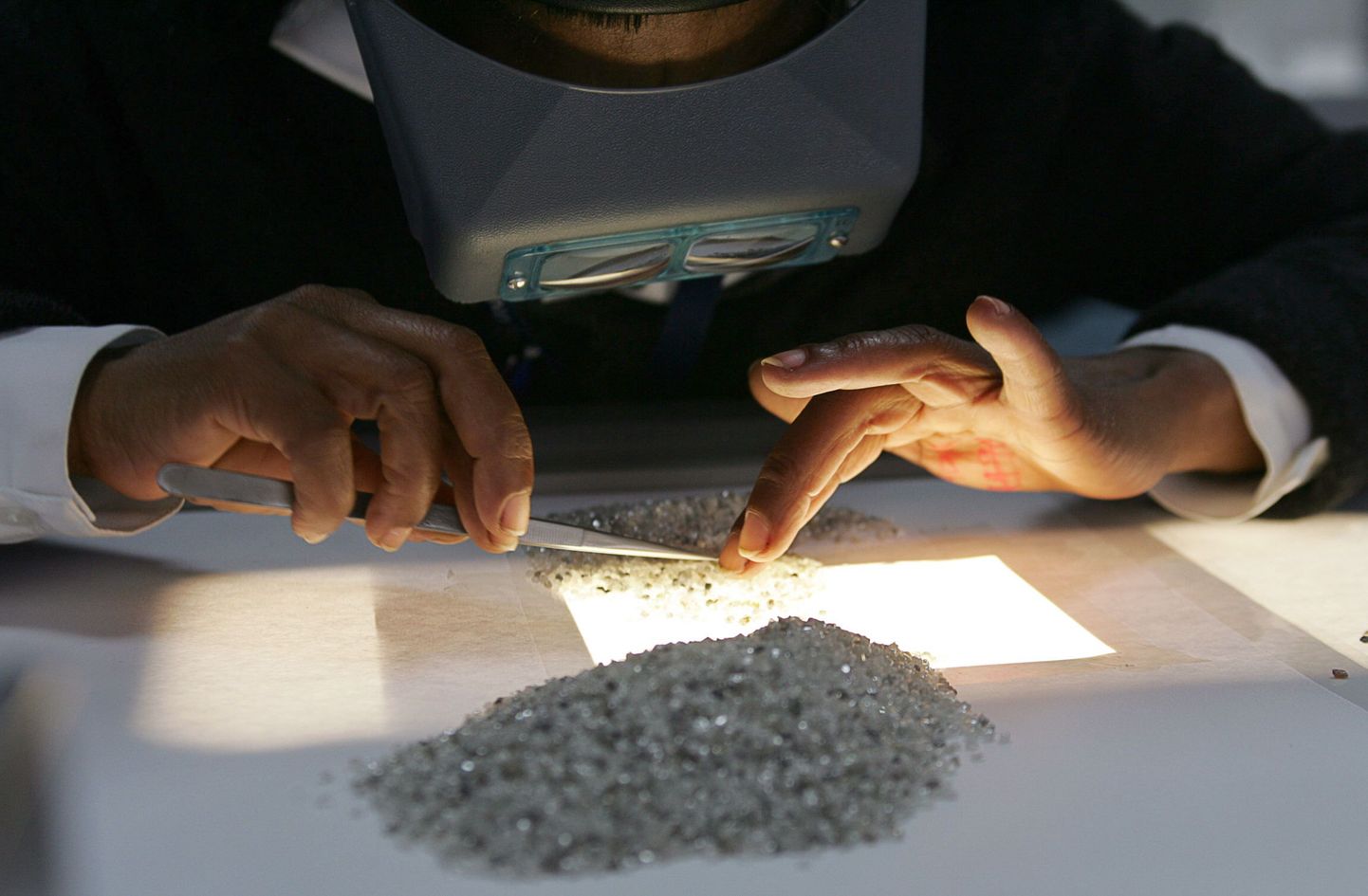 Diamond Trading Company (DTC) töötaja sorteerib Gaborone'is teemanteid.