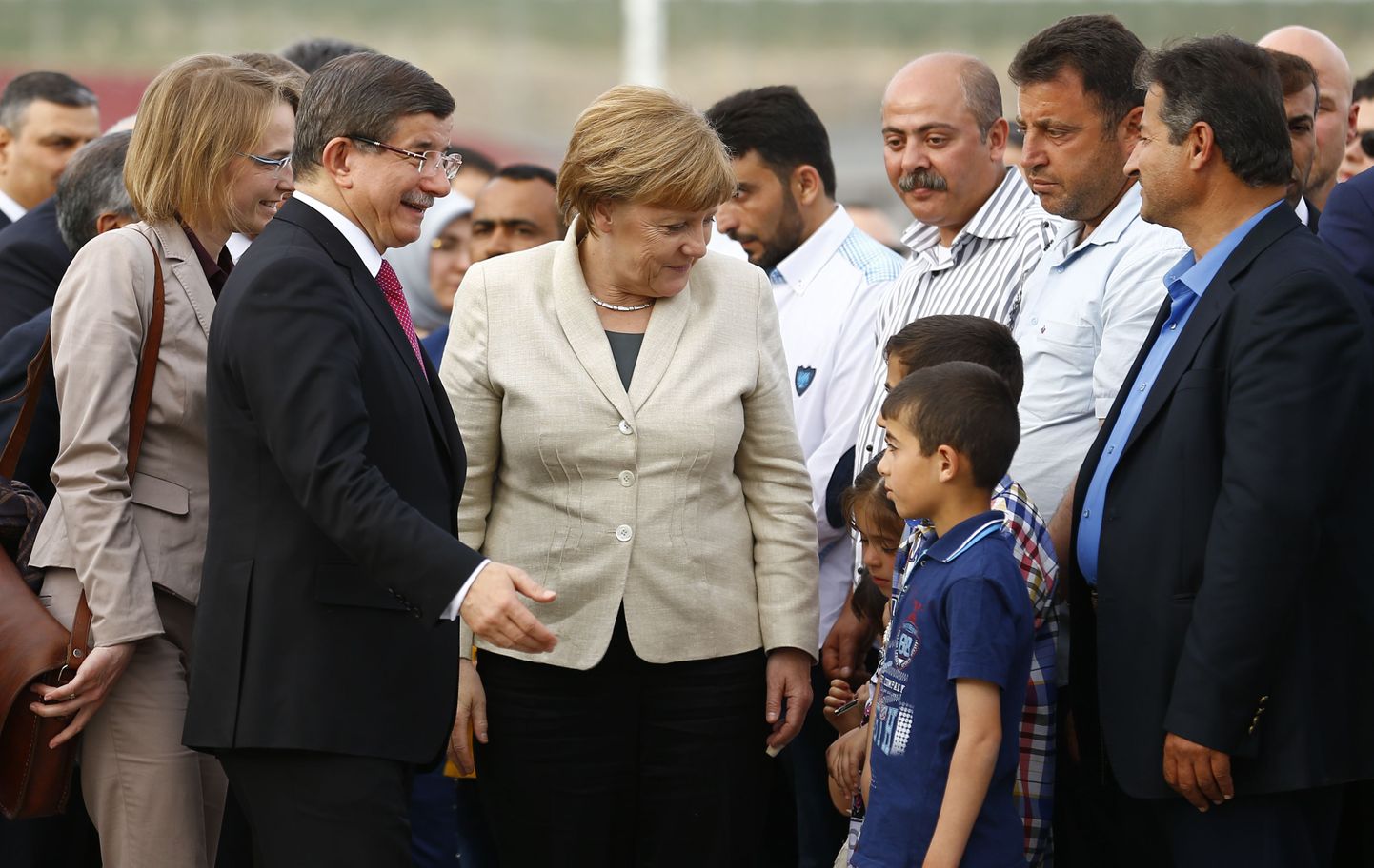 Ангела Меркель общается с детьми в лагере беженцев.