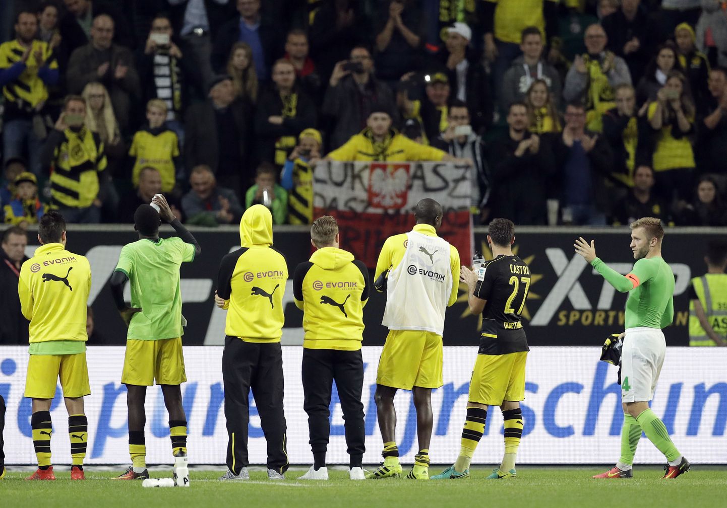 Jakub Blaszczykowski (paremal) ühines endiste meeskonnakaaslastega, et Dortmundi fänne tänada