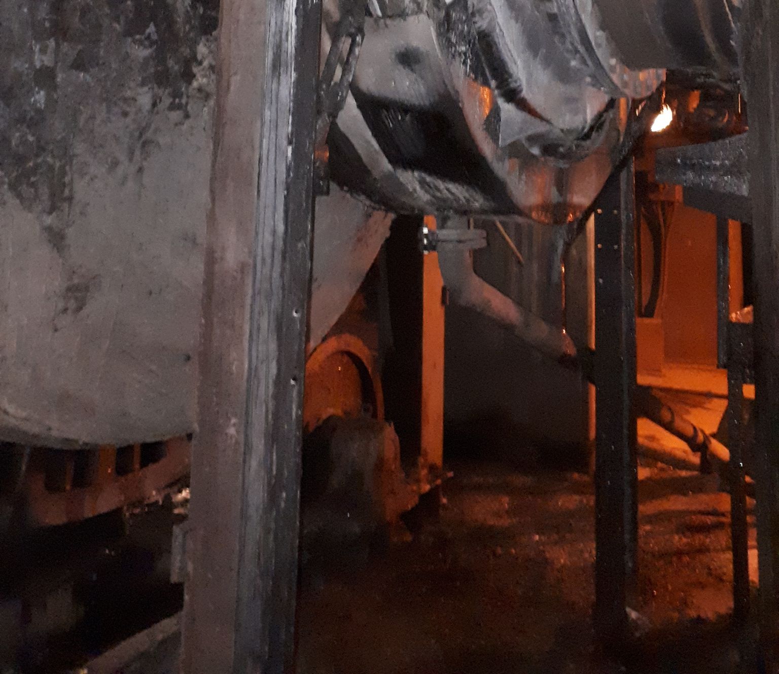 Pühapäeva varahommikul vallandus Kiviõli Keemiatööstuses põleng, mis levis viienda korruse punkrist kiiresti ventilatsiooniruumi.