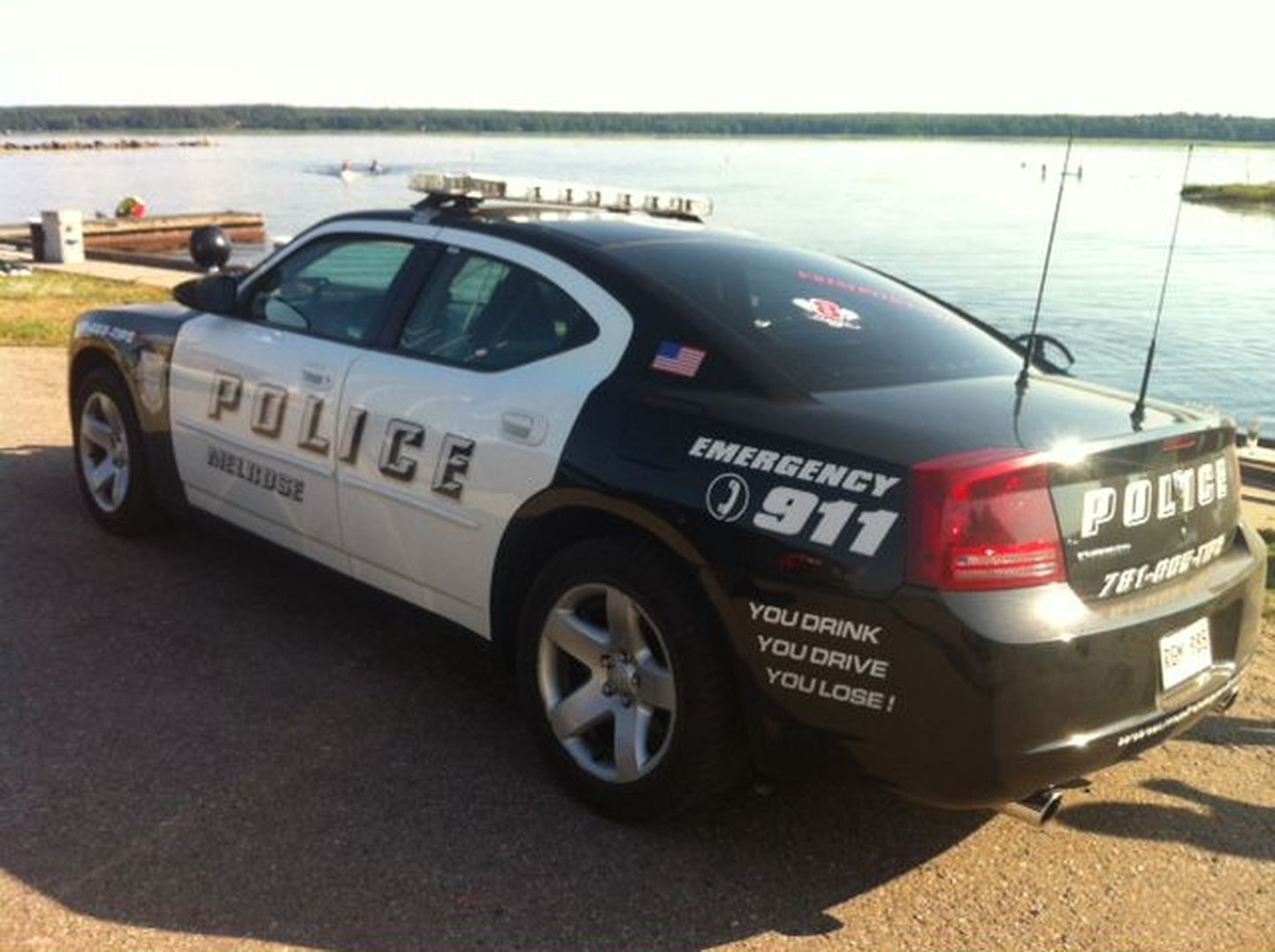 Eesti teedel vuranud Ameerika Ühendriikide politsei värvides Dodge.
