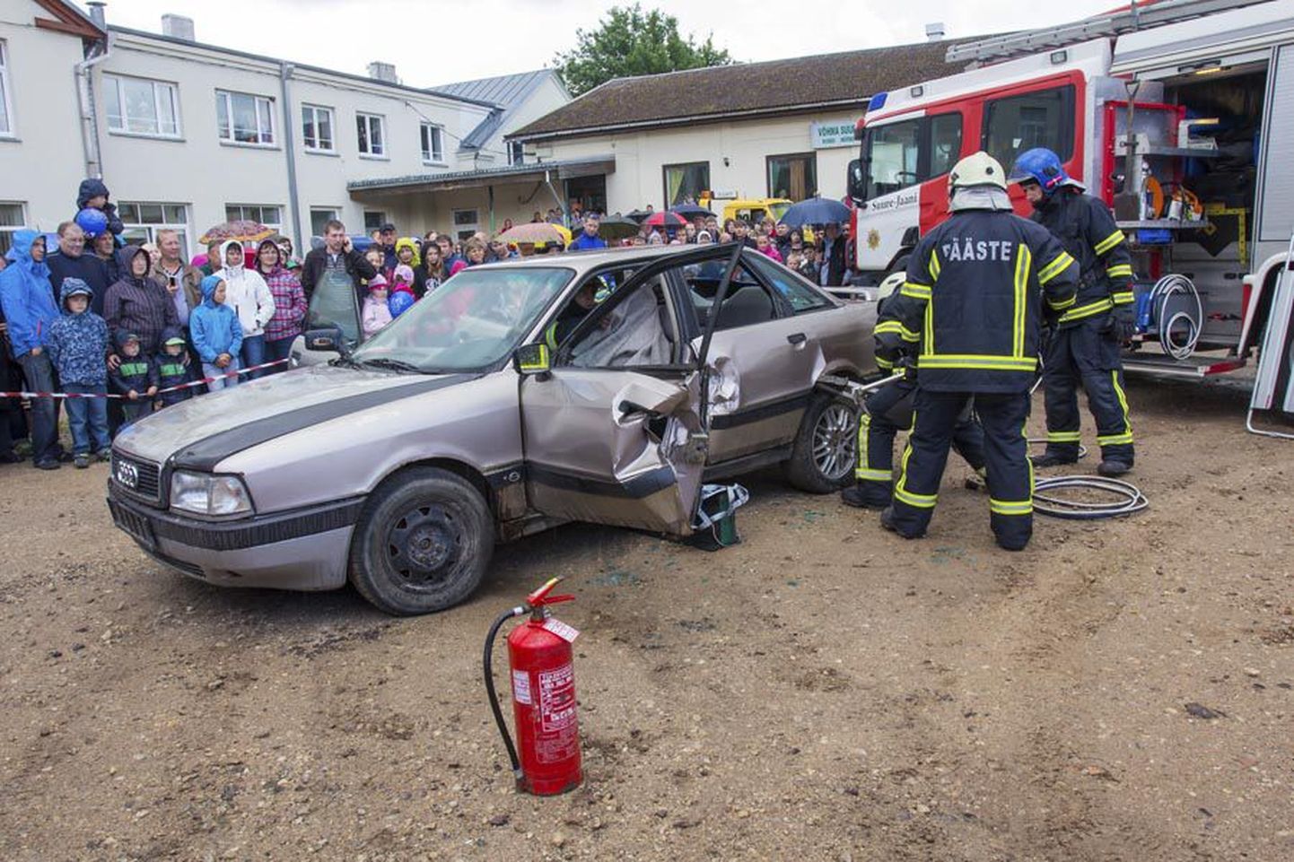 Päästjad näitasid Võhmas, kuidas vajaduse korral autot lahti lõigatakse, et sealt inimesi välja aidata.