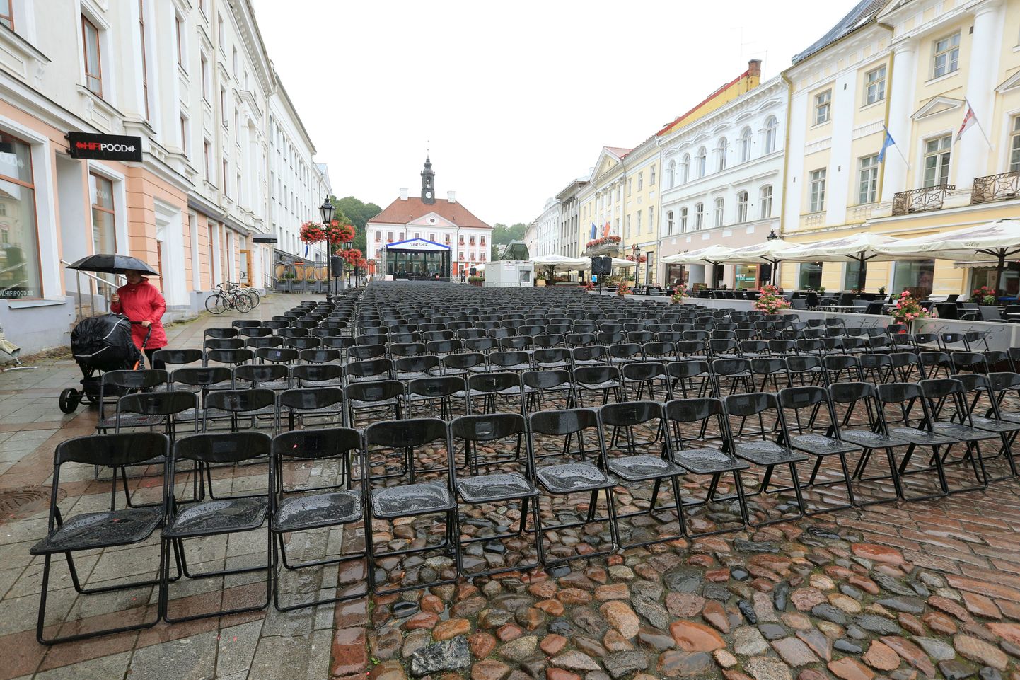 Välikinos ootab vaatajaid 1600 tooli, mis praegu on vihmamärjad.