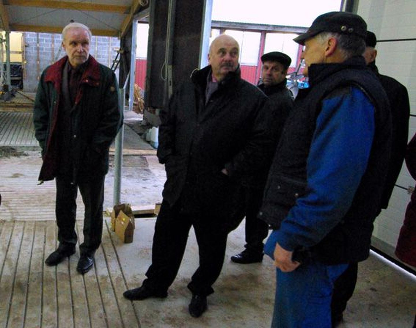 Jaan Kiisk (paremal) tutvustab Loksakülla rajatavat farmikompleksi Lääne-Viru maavanemale Einar Vallbaumile ja Tamsalu vallavanemale Toomas Uudebergile.