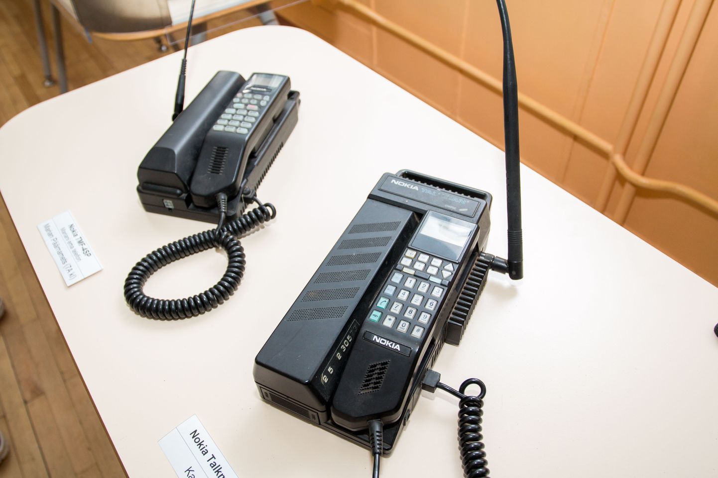 Pärnu Rääma põhikoolis on välja pandud nutitelefonide eelkäijate näitus.
