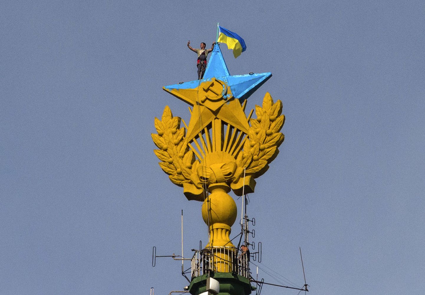 Lippu eemaldama saadetud tööline tegi endast torni tipus ka foto.