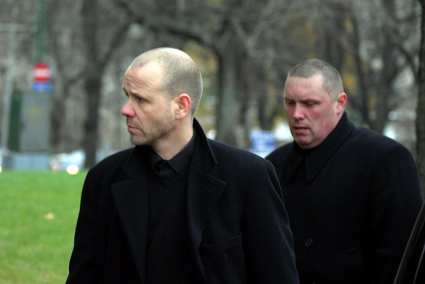 2000ndate keskel tapetud Kalev Kure matusel oli kohal Eesti allilma koorekiht, nende hulgas ka hiljuti vangi mõistetud Assar Paulus (vasakul).
