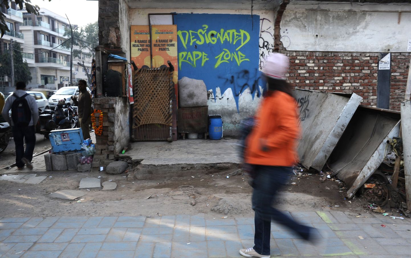 Jalakäija India pealinnas New Delhis möödumas grafitist sõnadega "Vägistamiseks designeeritud tsoon". Kohaliku meedia teatel on kirja autor kunstnik Rush, kes tahab juhtida tähelepanu naistevastasele vägivallale linnas.