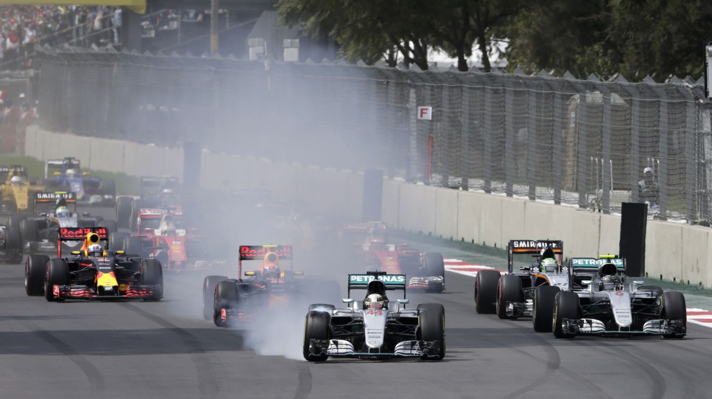 Lewis Hamiltoni (keskel) eksimus Mehhiko etapi avakurvi pidurdusmaal pani Mercedese võistkonna keeruliste valikute ette.