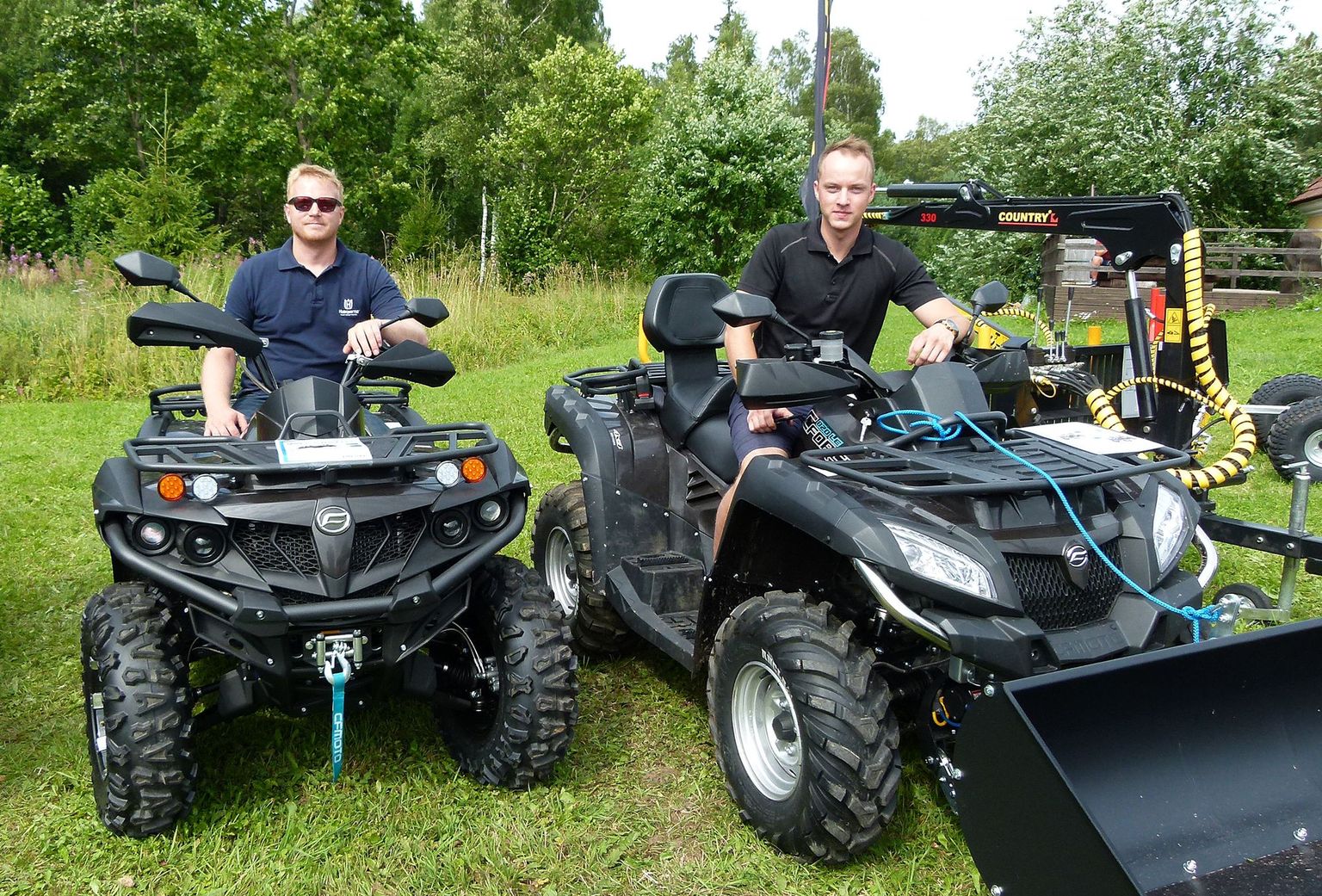 Päärn Raid ja Kristjan Lilles näitavad ATVsid, mis vaid võhikule näivad ühesugused – parempoolse mootor on pea kaks korda võimsam ja just see on see, millele saab haagisega koormaid järele võtta.