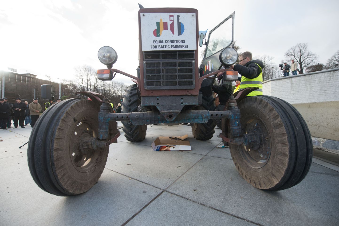 Трактор протеста балтийских фермеров, не желающих мириться с несправедливым распределением сельскохозяйственных дотаций внутри ЕС, поехал в Брюссель в ноябре.