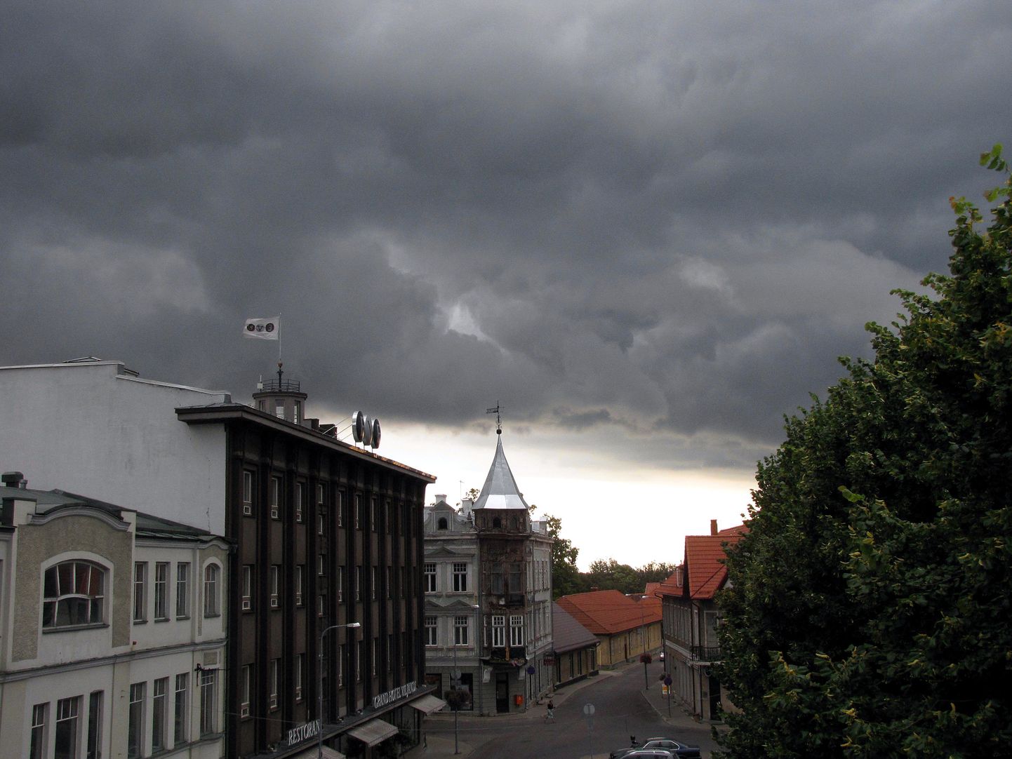 Pildil kogunevad pilved Viljandit kastma.