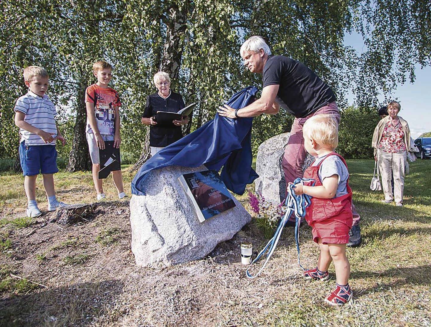 Pärnulane Ats Rääk eemaldas katte kivilt, millele on kantud tema sugupuust hargnenud kuulsate kaptenite Mihkel ja Hendrik Räägu nimi, kelle järgi sai nime ka Räägu küla.