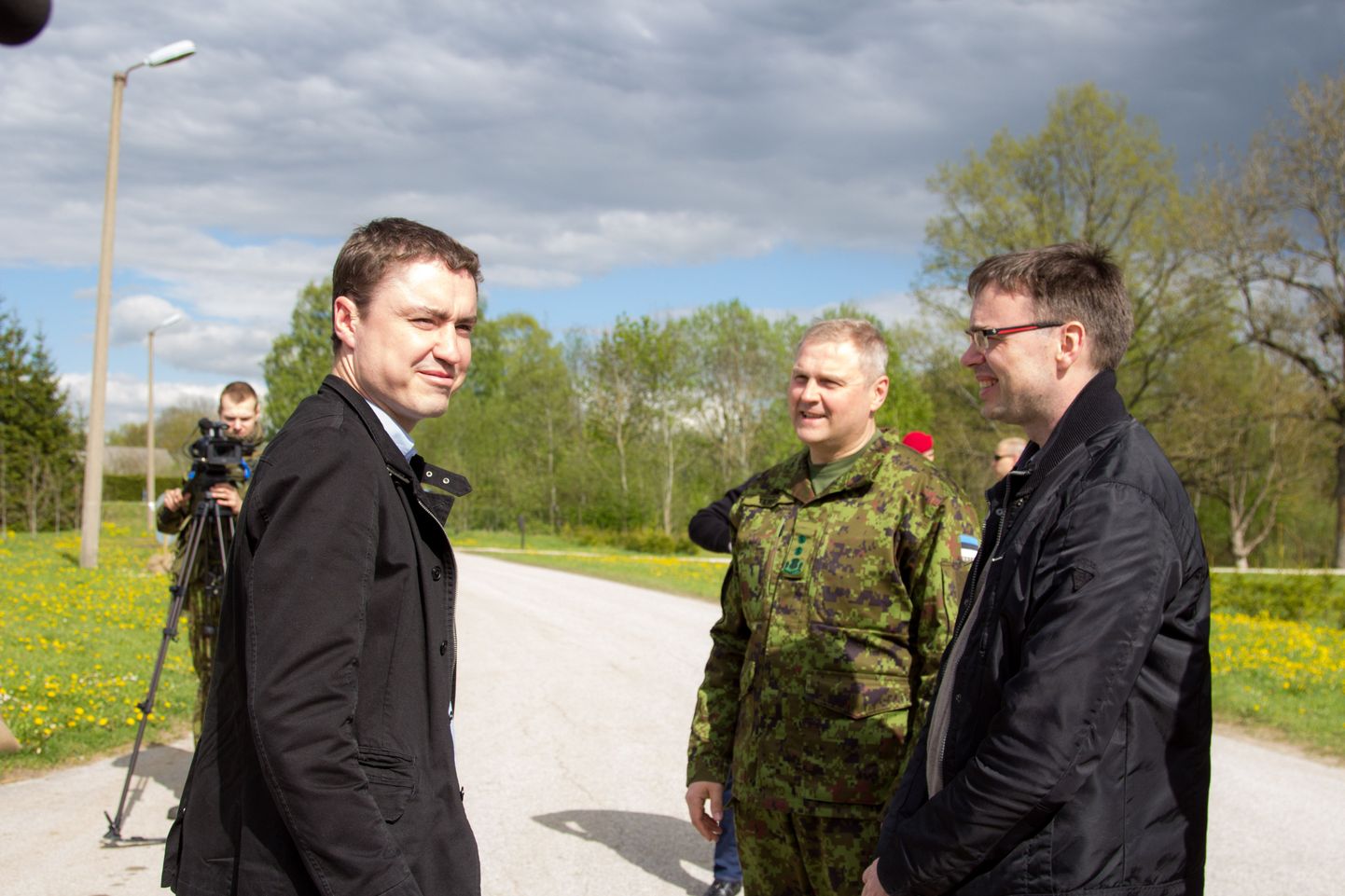 Peaminister Taavi Rõivas (vasakult), kaitseväe juhataja kindralmajor Riho Terras ja kaitseminister Sven Mikser Kevadtormil.