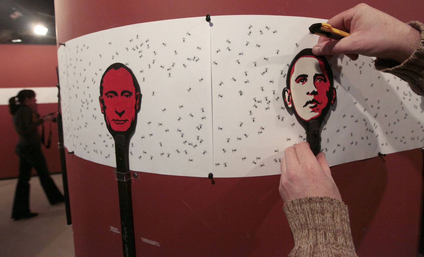 Vene kunstnik Vassili Slonov viimistleb Krasnojarski muuseumis oma tööd, mis kujutab Vene presidenti Vladimir Putinit ja USA riigipead Barack Obamat.