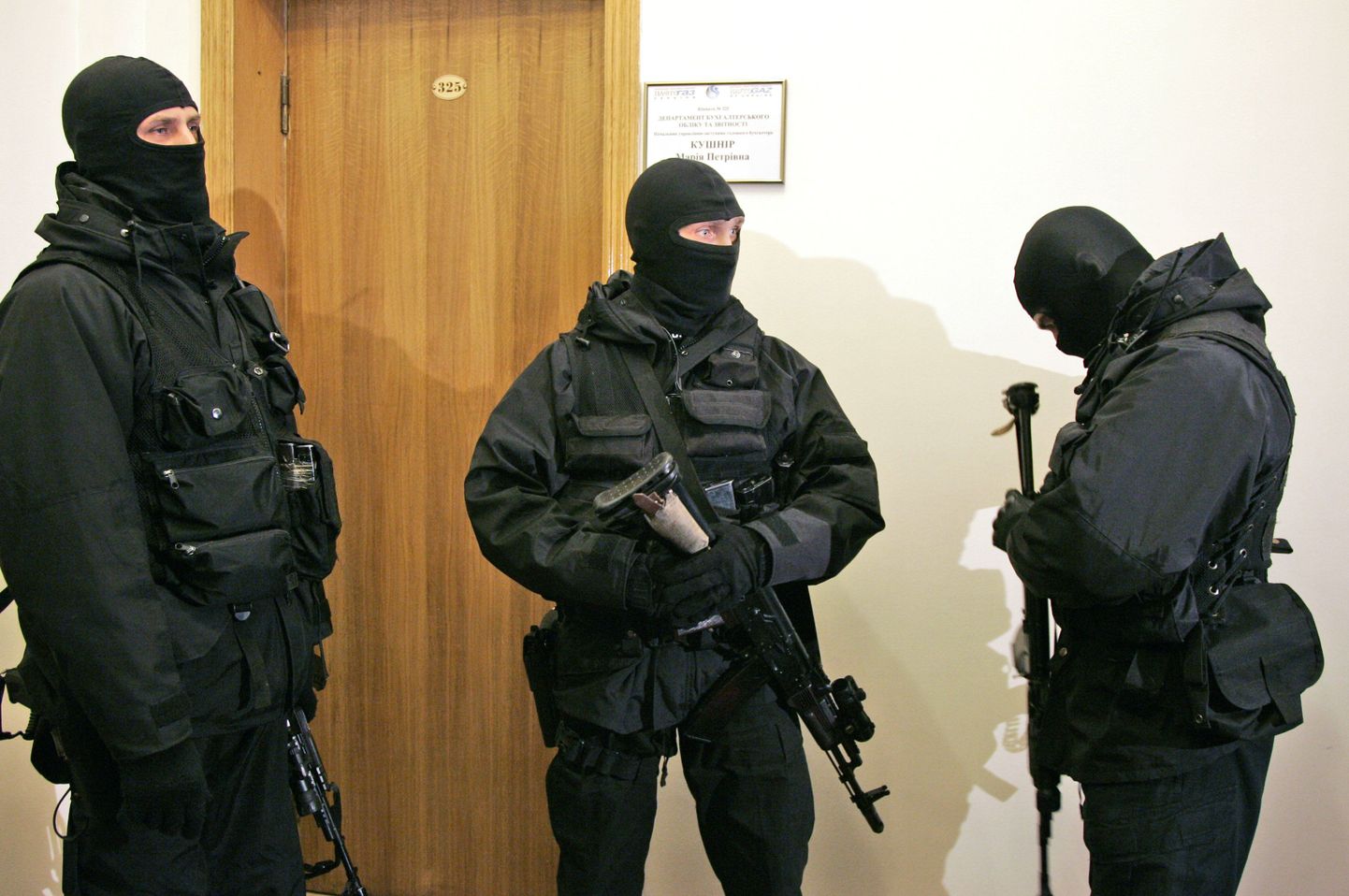 Ukraina julgeolekuteenistuse töötajad eile riikliku energiaettevõtte Naftogaz kontoris.
