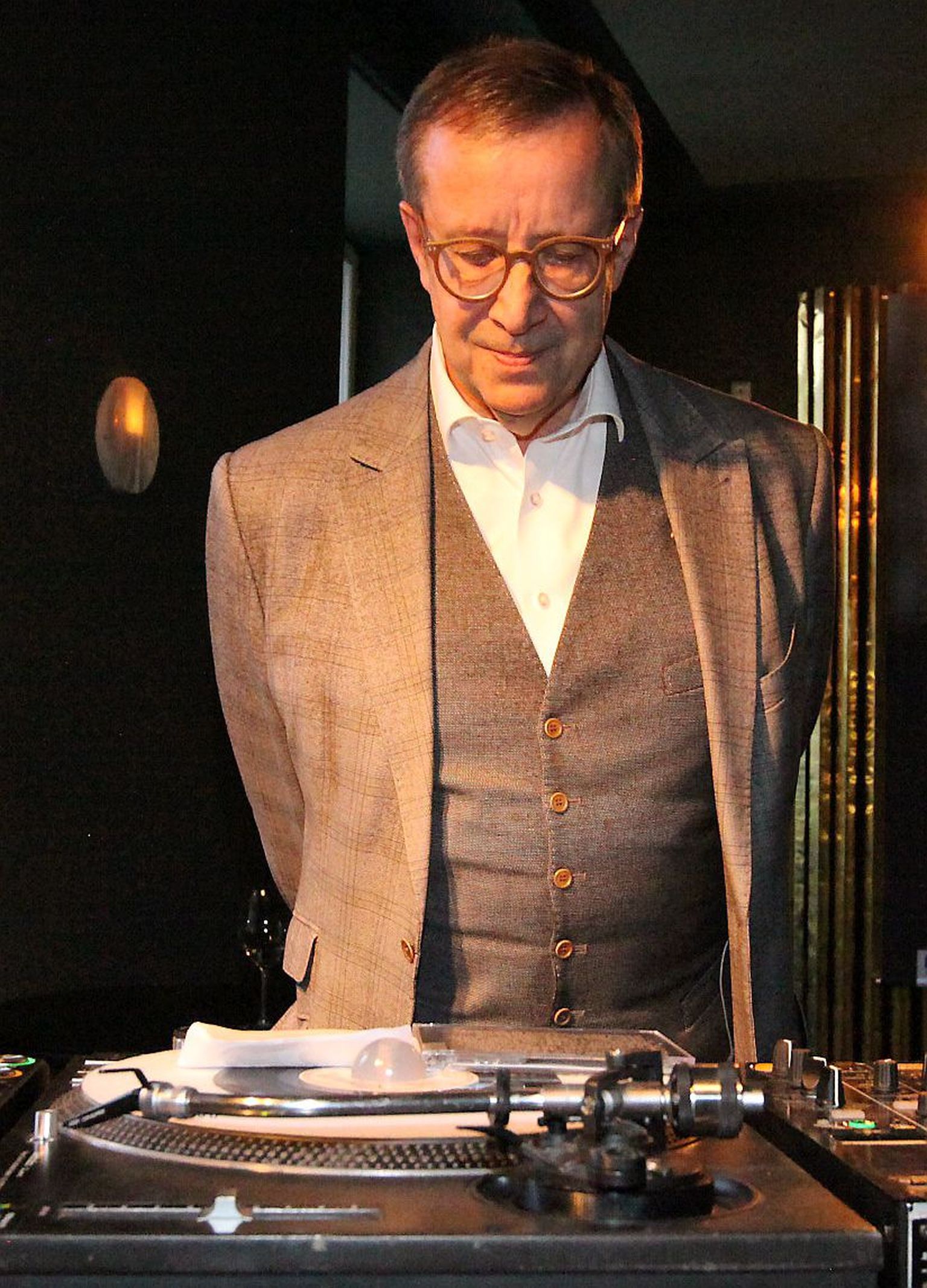 President Toomas Hendrik Ilves plaadiesitluspeol teatris NO99 01.04.2016