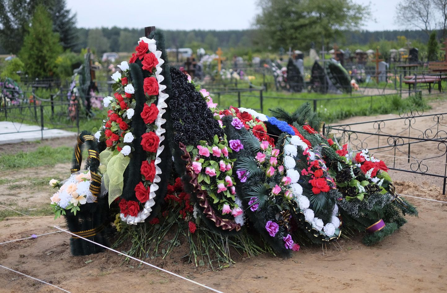 Могила в Псковской области, где предположительно был похоронен российский десантник, погибший на Восточной Украине.