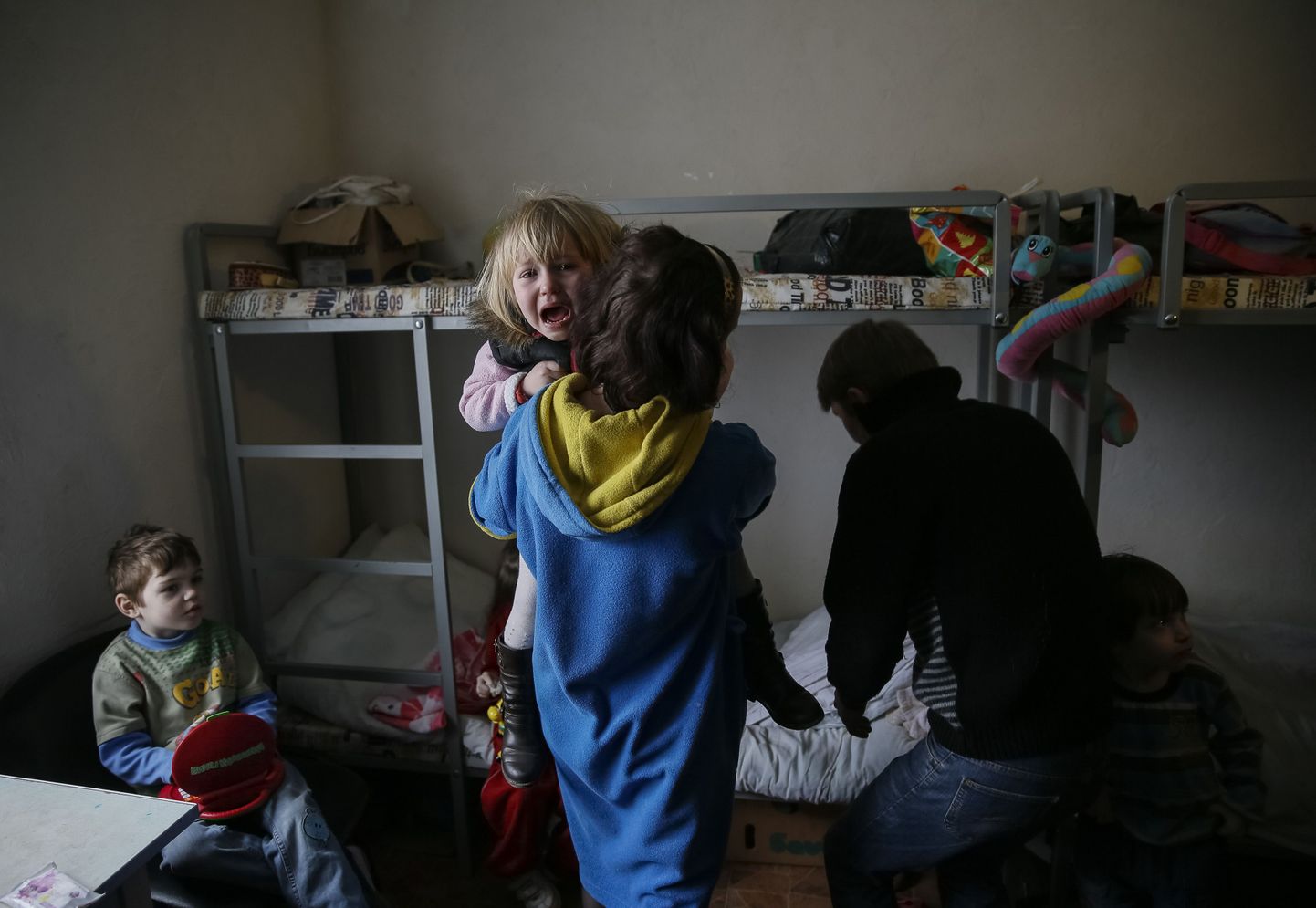 Sõja eest pagenud perekond vabatahtlike organiseeritud varjupaigas Slovjanskis.
